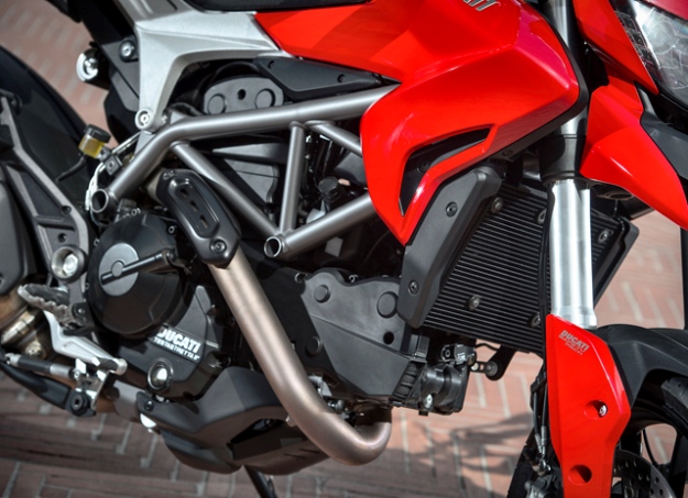 Ducati Hyperstrada 821: looks like a good sporting roadster