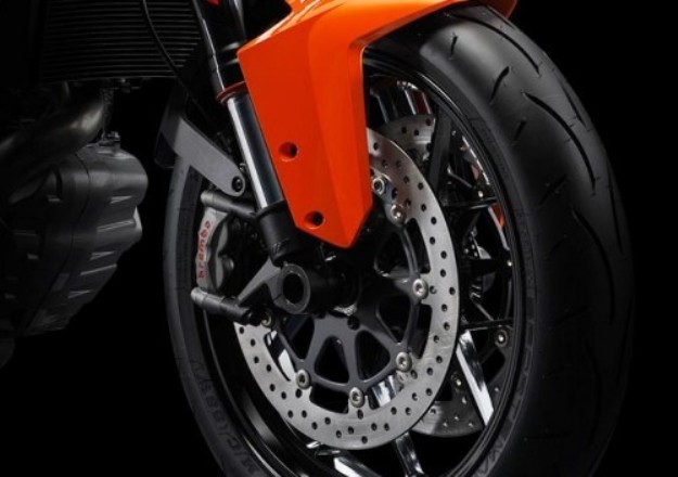 Motorcycle News 2014: KTM 1290 Super Duke R, first information and official photographs