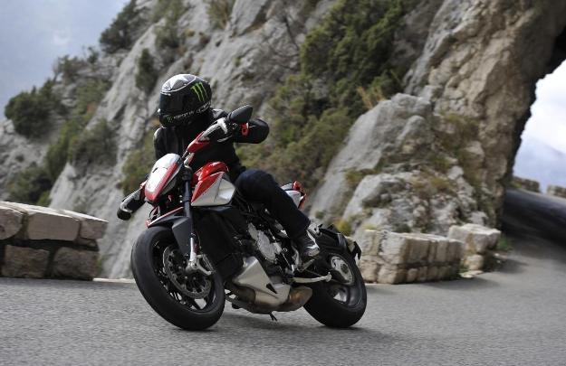 Test MV Agusta rival 800: The hypermotard that awesome!