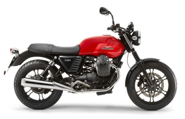 The Moto Guzzi V7 range underwent a few changes for 2014. The famous V-twin air-cooled facing receives a new more compact alternator. The valve covers are adopting a new form, it also more compact and especially more modern. However, this engine-specific stamp remains intact. Colors are also evolving with the introduction of a beautiful red held Orange for the Moto Guzzi V7 Stone. Rates and availability of the Moto Guzzi V7 2014 range are not yet known. Moto Guzzi V7 Stone Pictures Gallery