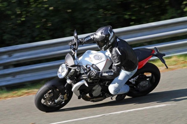 Ducati Monster 821 vs MV Agusta Brutale 800